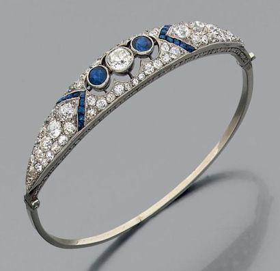 null Bracelet jonc en or gris composé d'un pavage de diamants de taille ancienne...