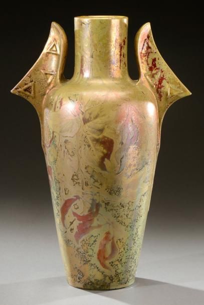 Clément MASSIER (1844-1917) Vase de forme balustre à panse bombée et col cylindrique,...