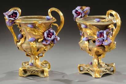 AMPHORA Paire de vases Médicis en céramique émaillée polychrome à décor de fleurs...