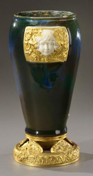 TRAVAIL FRANÇAIS 1900 Vase de forme conique en porcelaine à fond vert nuancé bleu...