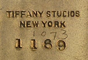 TIFFANY STUDIOS NEW-YORK Calepin en bronze doré à décor géométrique incisé souligné...