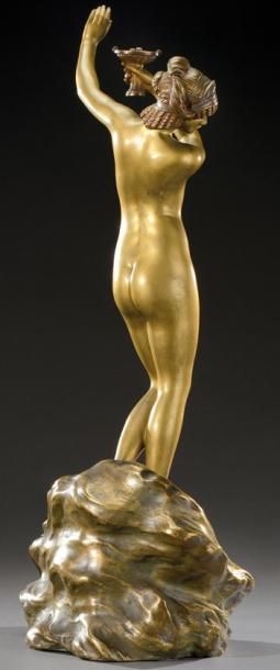 AGATHON LEONARD (1841-1923) «Danseuse nue à la coupe» Importante épreuve en bronze...