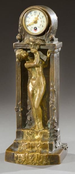 Charles KORSCHANN (1872-1943) Pendule en bronze doré et patiné figurant une femme...