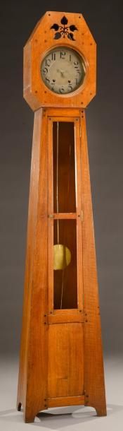 Léon JALLOT (1874-1967) Horloge comtoise à caisson quadrangulaire en chêne ouvrant...