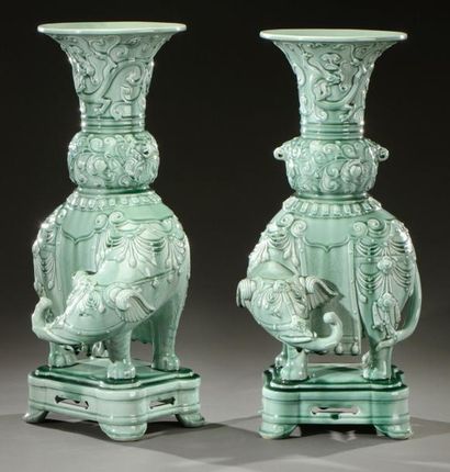 Théodore DECK (1823-1891) Rare et importante paire de vases à panse bombée et col...