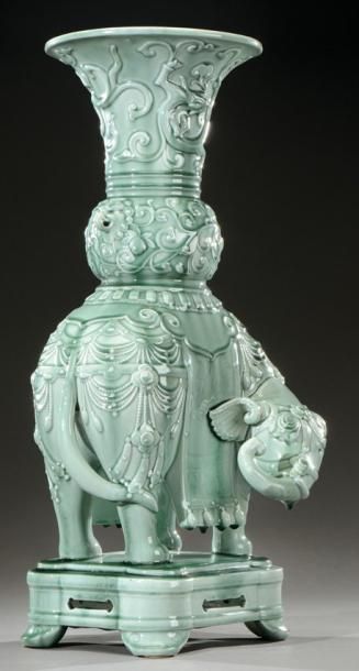 Théodore DECK (1823-1891) Rare et importante paire de vases à panse bombée et col...