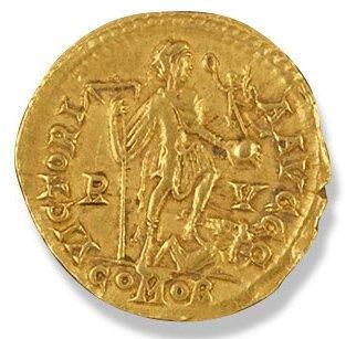 null ROME Honorius (402-408). Solidus de Ravenne à l'Empereur tenant la barum et...