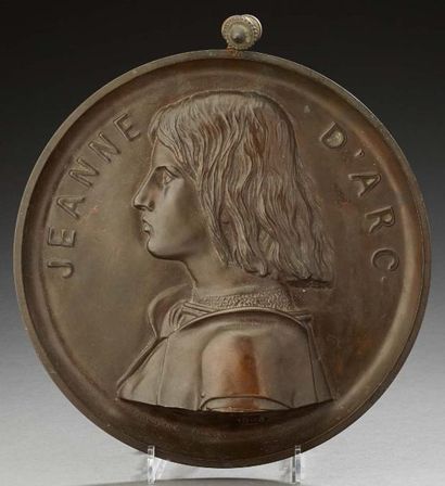 null JEANNE D'ARC Grand médaillon de bronze (27,7 cm) au buste à gauche de Jeanne...