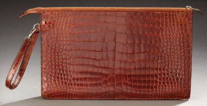 HERMES Pochette zippée compartimentée en crocodile marron, attache poignet. 17 x...