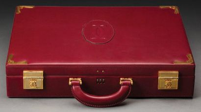 CARTIER Valise "Attaché case" en cuir rouge, portant le monogramme de la marque,...