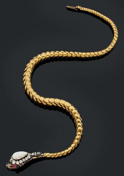 null Collier articulé en or jaune 14k figurant un serpent, la tête à décor émaillé...