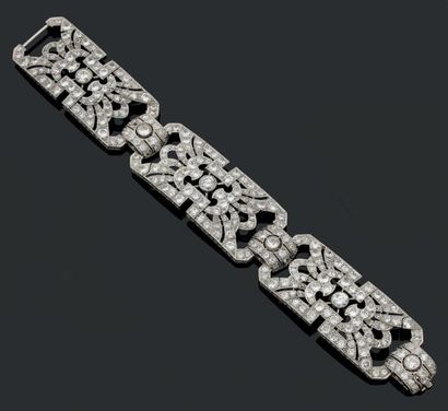 null Bracelet articulé de trois motifs rectangulaires en platine sertis de diamants...