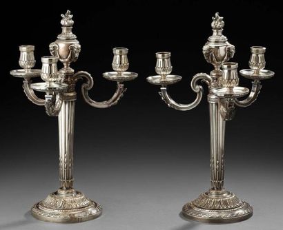 null Paire de bougeoirs en bronze argenté de style Louis XVI à trois lumières. Orfèvre:...