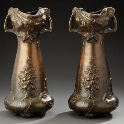 null Paire de vases en céramique en faience lustré. Dèvres vers 1900. Haut.:38 c...