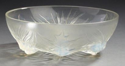 VERLYS Coupe de forme circulaire en verre opalescent. Diam.:22 cm