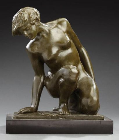 Serge ZELIKSON (1890-1966) Femme nu. Bronze à patine gris-vert. Signé sur la terrasse....