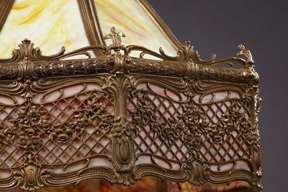 TIFFANY NEW-YORK, attribué à Important lustre à armature en laiton et bronze doré...