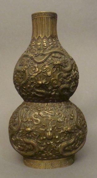 CHINE Vase double gourde en bronze ciselé de dragons traités en léger relief s'opposant...