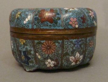 CHINE Boîte couverte côtelée en bronze cloisonné à fond bleu, décorée de fleurs polychromes....