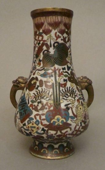 CHINE Paire de vases d'autel de forme balustre en bronze cloisonné à fond blanc décoré...