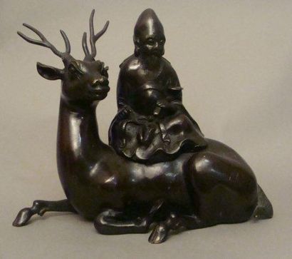 CHINE Groupe en bronze figurant Shoulao assis sur un cerf couché tenant un sceptre...