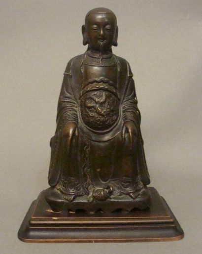 CHINE Figurine en bronze à patine brune représentant le dieu Guandi assis sur un...