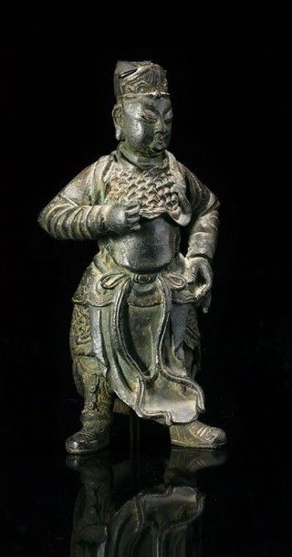 CHINE Petite figurine en bronze à patine brune représentant un gardien de temple...