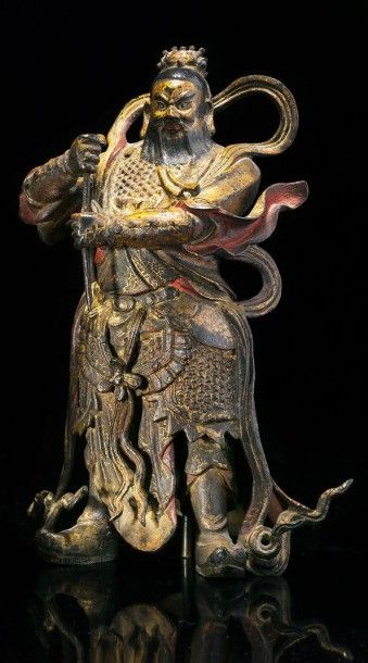 CHINE Figurine en bronze doré et laqué rouge et noir représentant un gardien de temple...