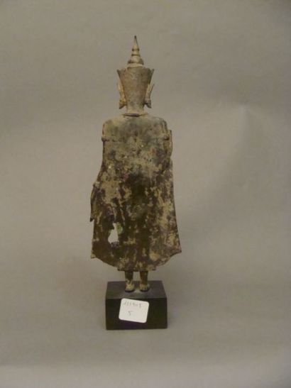 CAMBODGE Figurine en bronze patiné représentant un dignitaire du panthéon bouddhique...