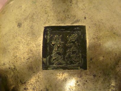 CHINE Brûle parfum tripode couvert en bronze reposant sur un plateau ajouré formé...