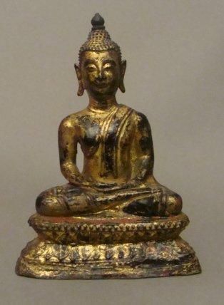 THAÏLANDE Figurine en bonze laqué et doré représentant un Bouddha en position du...