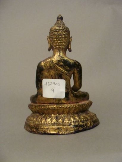 THAÏLANDE Figurine en bonze laqué et doré représentant un Bouddha en position du...
