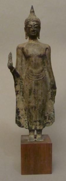 THAÏLANDE Figurine en bronze à patine verte crouteuse figurant le Bouddha debout....