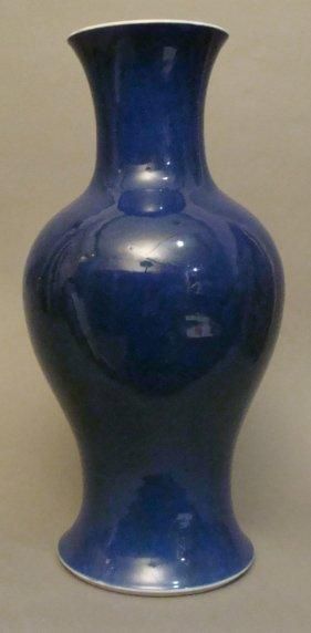 CHINE Vase de forme balustre à fond monochrome bleu poudré. XIXème Haut.: 41,5 c...