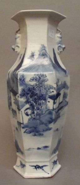 CHINE Vase hexagonal décoré en bleu sous couverte d'un village lacustre en montagne...