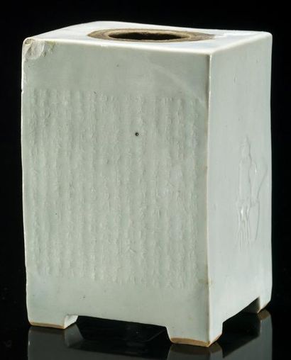 CHINE Boîte à thé quadrangulaire en porcelaine émaillée blanche, décorée en léger...