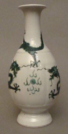 CHINE Vase de forme balustre à léger piédouche, décoré en vert de deux dragons pentadactyle...