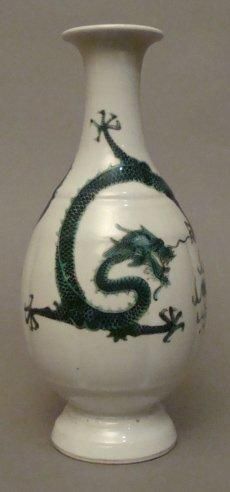 CHINE Vase de forme balustre à léger piédouche, décoré en vert de deux dragons pentadactyle...