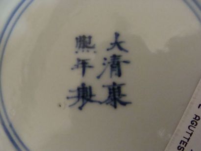 CHINE Assiette circulaire décorée en émaux de la famille verte de papillons autour...