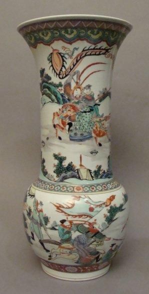 CHINE Vase cornet décoré en émaux de la famille verte de guerriers sur leur monture...