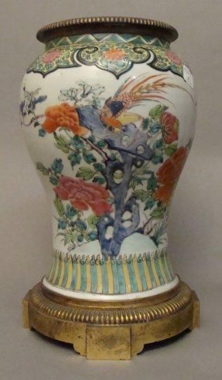 CHINE Vase balustre coupé décoré en émaux de la famille verte, d'un phénix sur un...