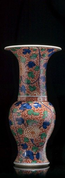 CHINE Vase cornet décoré de fleurs de lotus en bleu sous couverte traitées en enroulement...
