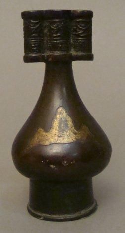 CHINE Petit vase sommé de trois tubes en bronze patiné rehaussé de dorures. XVIII/XIXème...