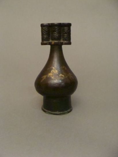 CHINE Petit vase sommé de trois tubes en bronze patiné rehaussé de dorures. XVIII/XIXème...