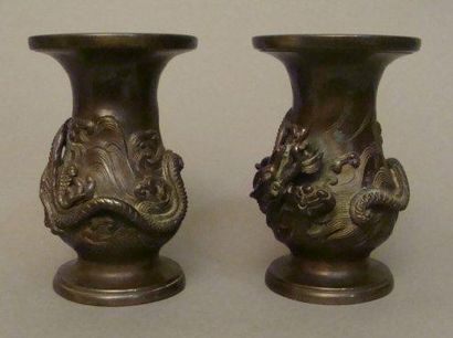 CHINE Paire de vases en bronze de forme balustre décorés en léger relief de dragons...