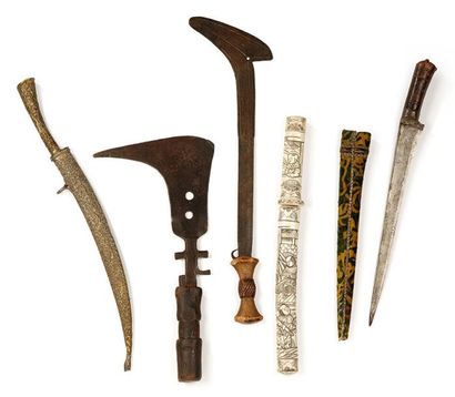 null Ensemble de trois sabres et épées de diverses provenances Longueur 94 cm, 94...