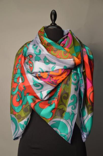 Hanaé MORI Très grande étole en mousseline de soie à motifs stylisés multicolores...