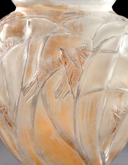 RENE LALIQUE (1860-1945) Vase dit aux «Sauterelles». Epreuve de tirage industriel...