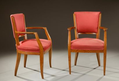 JACqUes-éMIle rUhlMAnn (1879-1933) Paire de fauteuils en chêne à dossier et accotoirs...