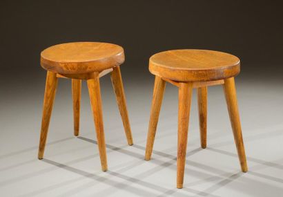 Pierre Jeanneret (1896-1967) Paire de tabourets en chêne à assise circulaire légèrement...